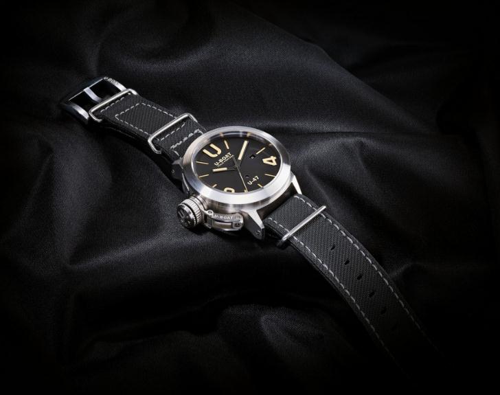 The black leather straps copy U-Boat U-47 8105 watches have black dials.